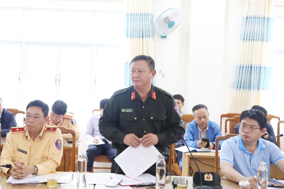 Đại tá Lê Hữu Tuấn, Phó Giám đốc Công a tỉnh trao đổi về những 