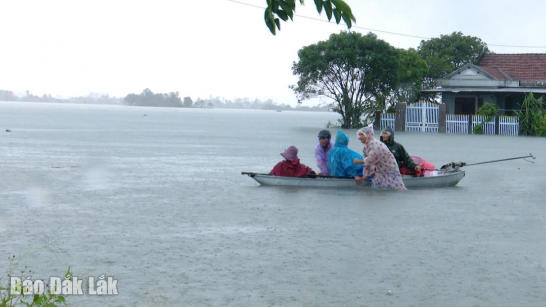 Chính quyền địa phương nỗ lực di dời người dân đến nơi an toàn.