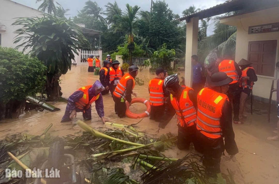 Đồn Biên phòng Xuân Đài hỗ trợ người dân sơ tán đến nơi an toàn.