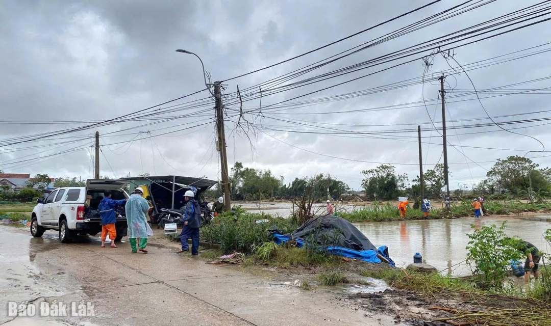 Công nhân ngành Điện nỗ lực khắc phục lưới, sớm cấp điện lại cho dân.