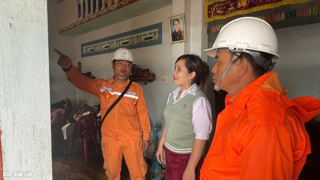 Các đội quản lý điện trực tiếp hướng dẫn, hỗ trợ người dân kiểm tra hệ thống điện sau ngập lụt, bảo đảm an toàn trước khi đóng điện. 