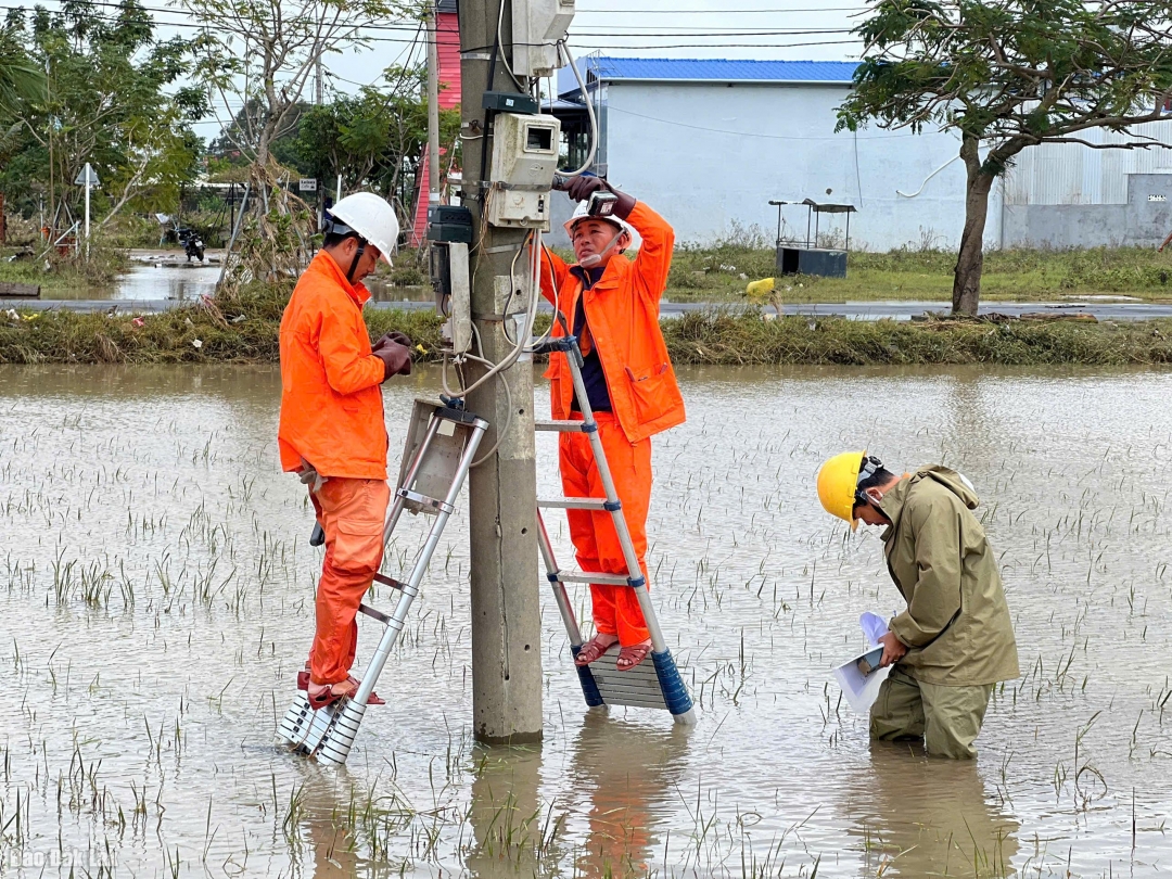 Nhiều vùng vẫn còn ngập nước nên viêc khôi phục lưới gặp nhiều khó khăn.