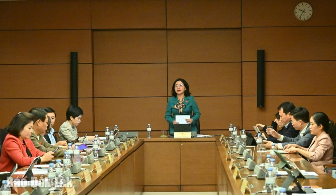 Phó Trưởng đoàn chuyên trách phụ trách Đoàn ĐBQH tỉnh Đắk Lắk, Tổ phó Tổ thảo luận Nguyễn Thị Thu Nguyệt điều hành phiên làm việc. Ảnh: Đoàn ĐBQH tỉnh cung cấp