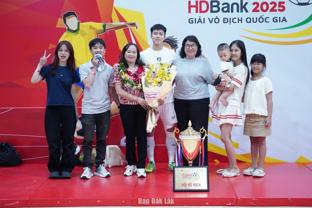 Tuyển thủ futsal Việt Nam Đinh Công Viên cùng người thân mừng chức vô địch