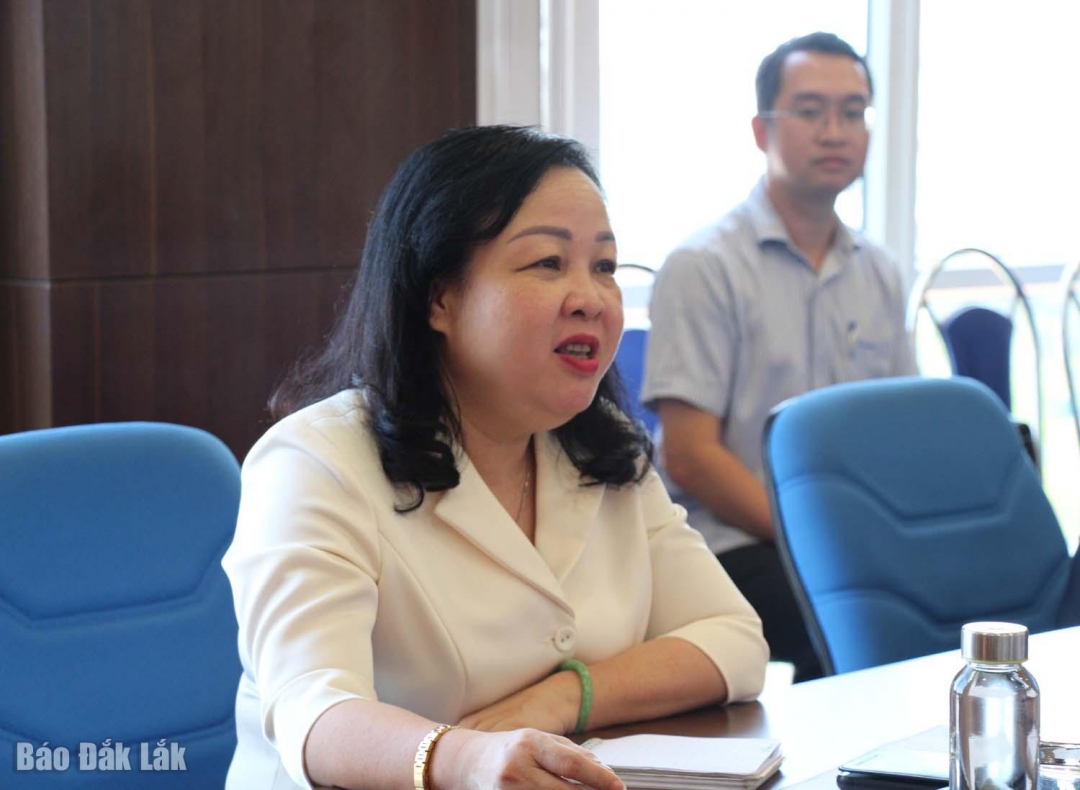 đồng chí Cao Thị Hòa An, Phó Bí thư Thường trực Tỉnh ủy, Chủ Tịch HĐND trao đổi về công tác khắc phục hậu quae bão số 13 của tỉnh.