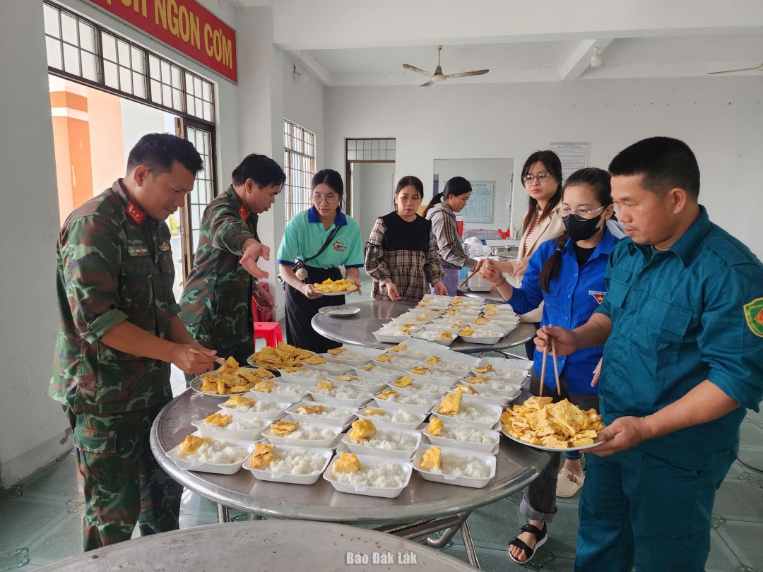 Chiến sĩ, đoàn viên thanh niên xã Đồng Xuân nấu cơm để chuyển đến bà con vùng lũ bị cô lập.