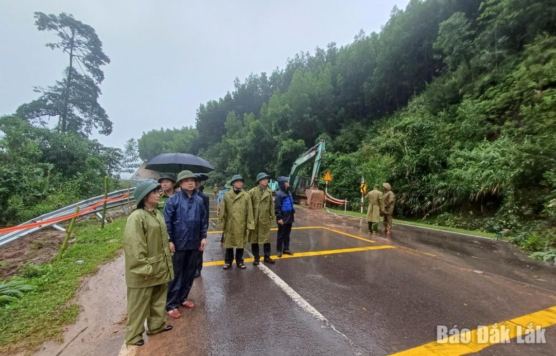 Phó Bí thư Tỉnh ủy Đỗ Hữu Huy kiểm tra một điểm sạt lở tại đèo Phượng Hoàng