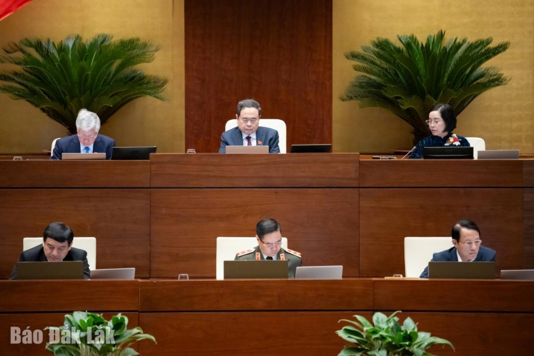 Đoàn chủ tọa điều hành phiên làm việc. Ảnh: Đoàn ĐBQH tỉnh cung cấp