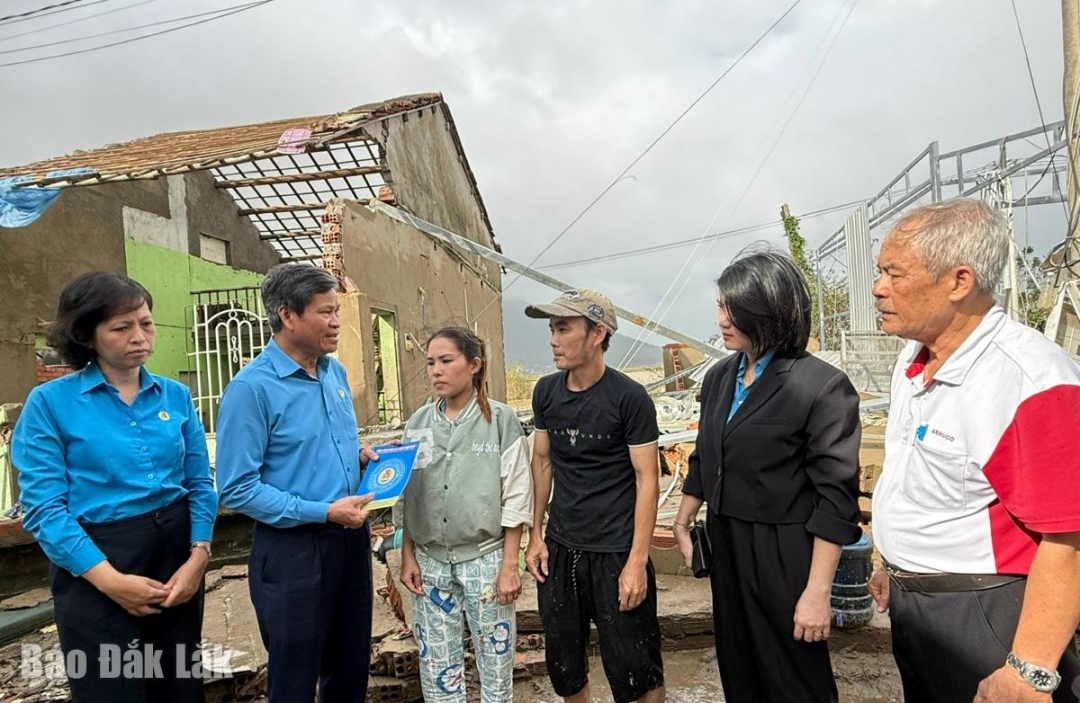 Lãnh Tổng Liên đào Lao động Việt Nam; Liên đoàn Lao động tỉnh thăm, động viên đoàn viên trên địa bàn phường Tuy Hòa có nhà bị sập do mưa lũ.