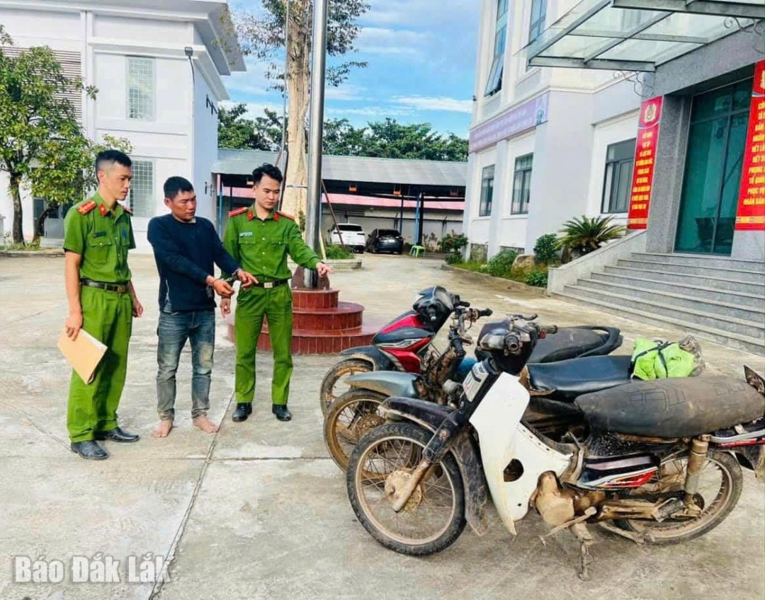 Đối tượng Kim cùng tang vật tại trụ sở Công an xã Ea Súp.