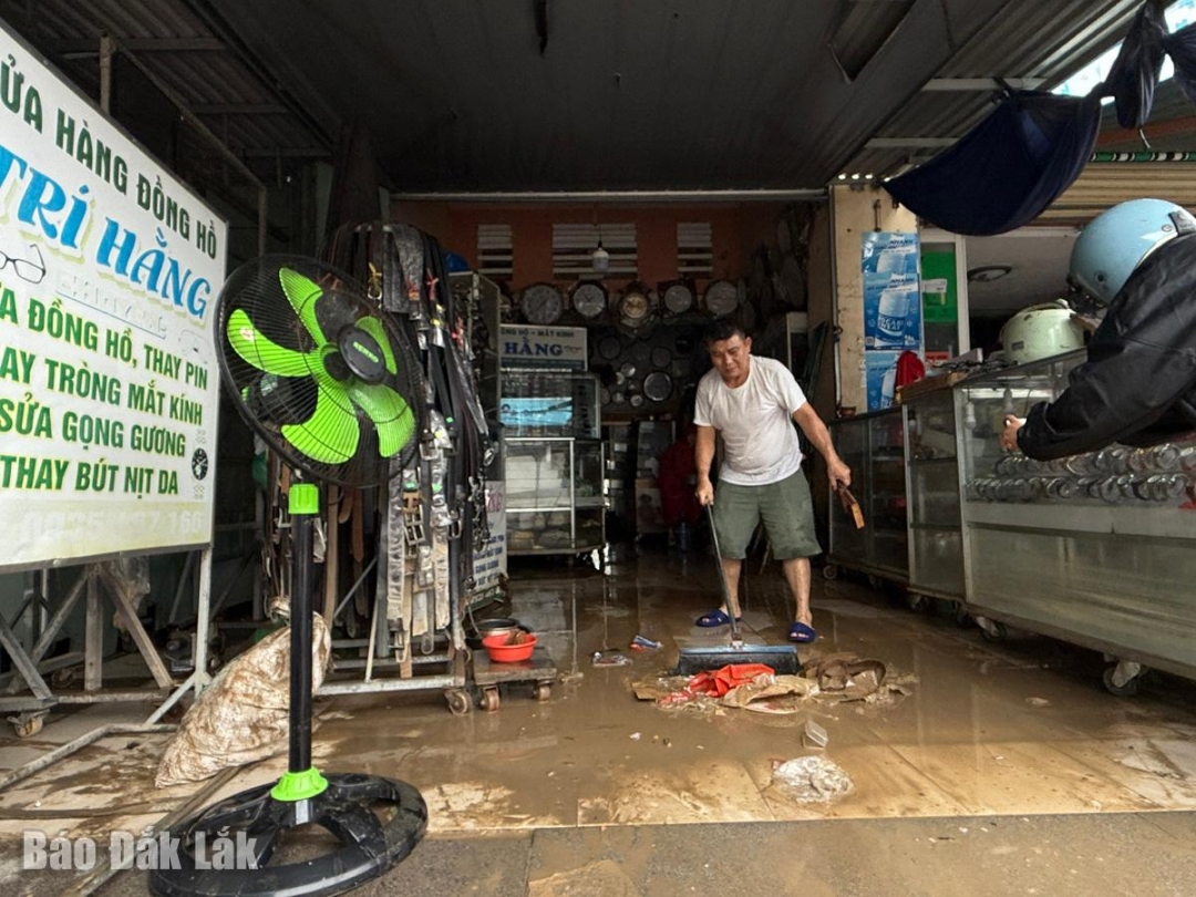 Các tiểu thương tranh thủ dọn dẹp để sớm mở hàng lại.