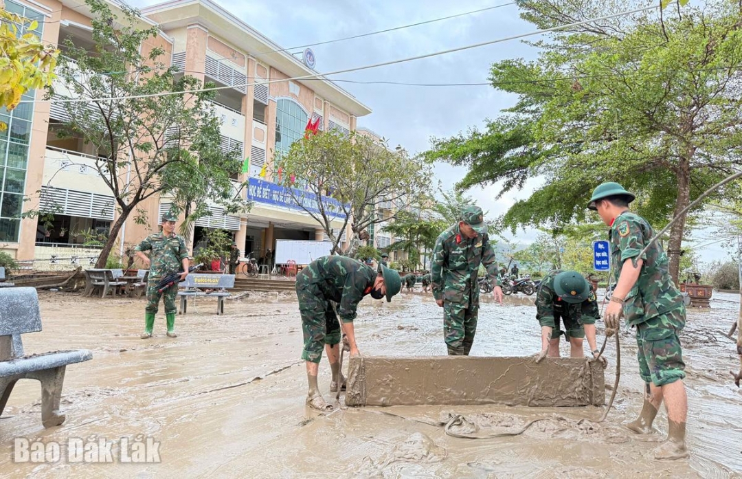 Lực lượng biên phòng tập trung dọn dẹp cho các xã, phường phía Đông.