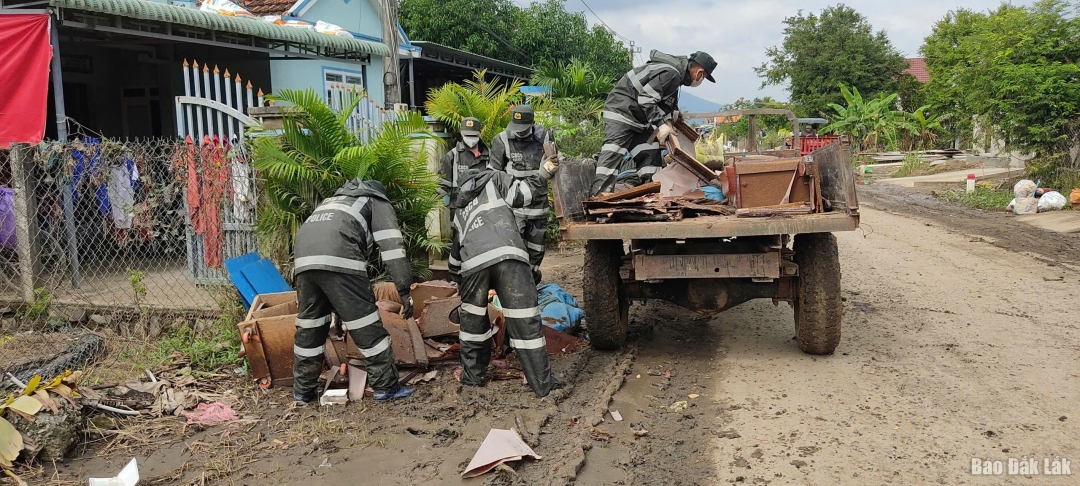 Vệ sinh môi trường các con đường khu vực bị ngâp lụt.