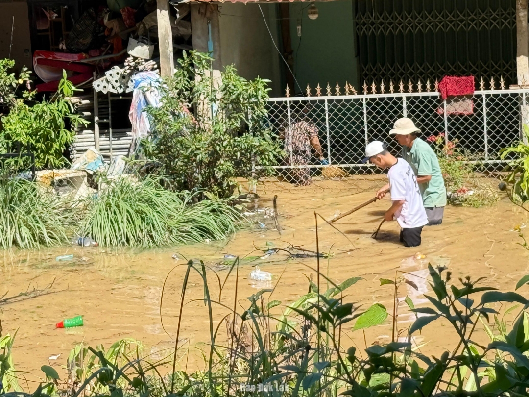 Nước rút đến đâu người dân tranh thủ dọn nhà đến đó.