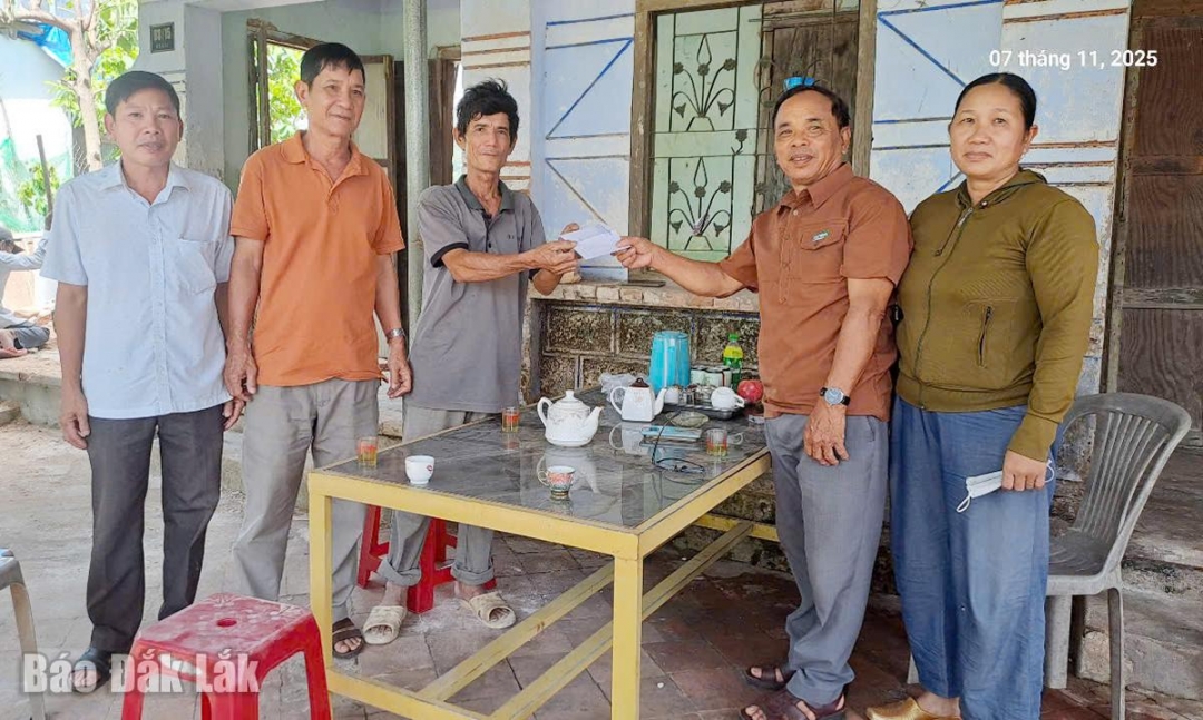 HTX Nông nghiệp kinh doanh dịch vụ Hòa Phong hỗ trợ thành viên bị thiệt hại do bão.