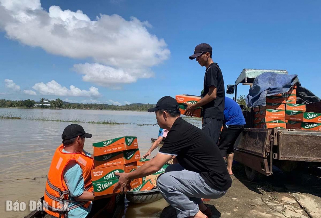 Tình nguyện viên chuyển đồ cứu trợ lên sõng để đưa vào tiếp tế cho bà con.