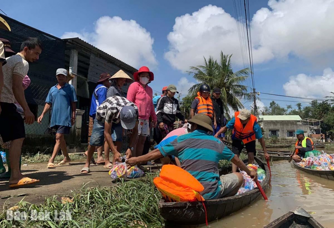 Các tình nguyện viên phát đồ cứu trợ cho người dân xóm Đồng Cháy.
