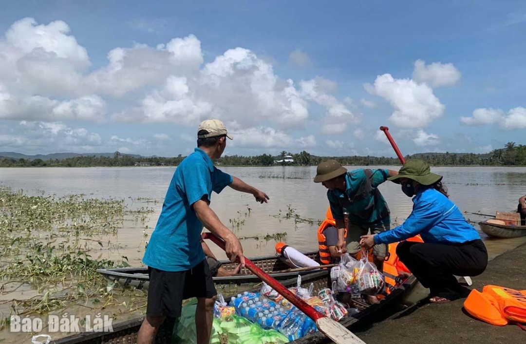 Đoàn viên thanh niên xã Ô Loan tích cực tham gia cứu trợ cho bà con Đồng Cháy.