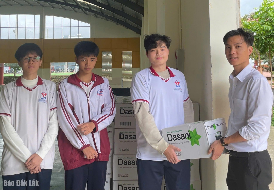 Học sinh Trường THCS và THPT Đông Du (phường Tân An) ủng hộ nhu yếu phẩm cho đồng bào bị ảnh hưởng bởi lũ lụt.