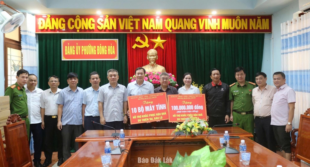 Đoàn công tác do Ủy viên Ban thường vụ Tỉnh ủy, Bí thư Đảng ủy phường Buôn Ma Thuột Trần Phú Hùng thăm, tặng quà tại xã Hòa Xuân.