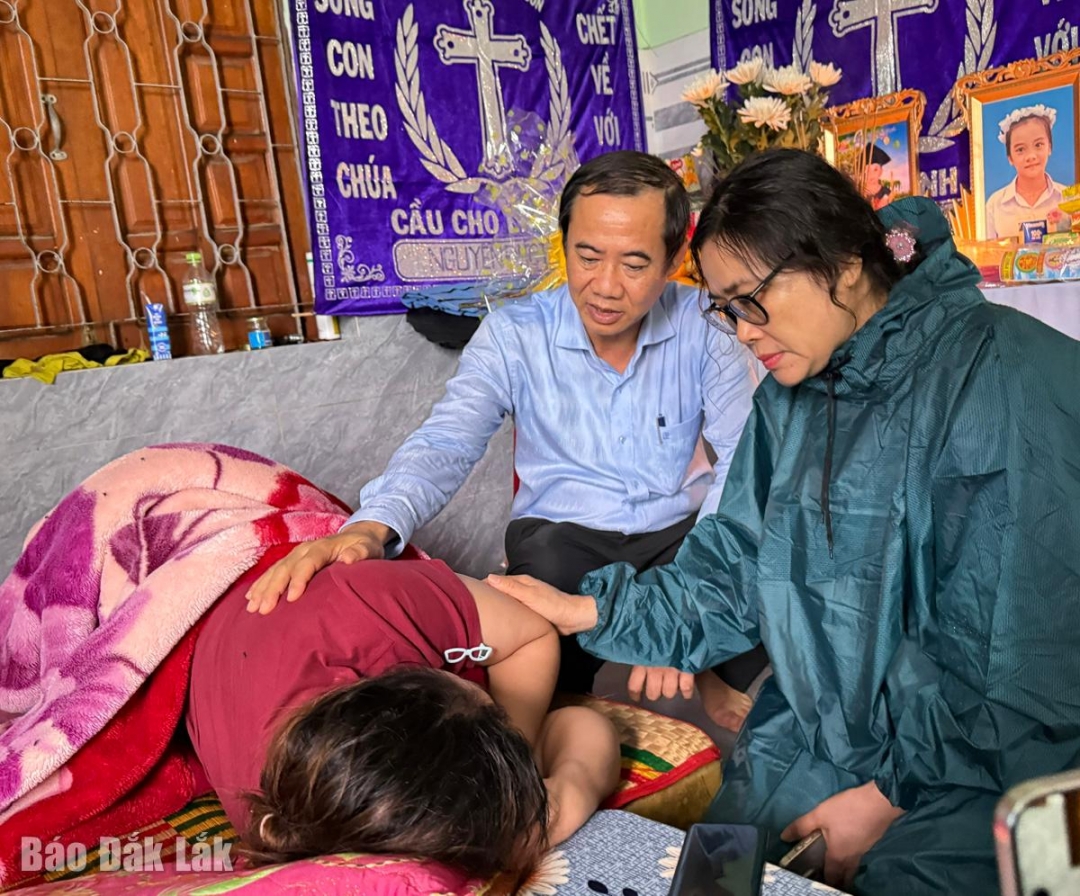 Các đồng chí lãnh đạo trung ương và địa phương động viên chị My gắng gượng vượt qua nỗi đau.