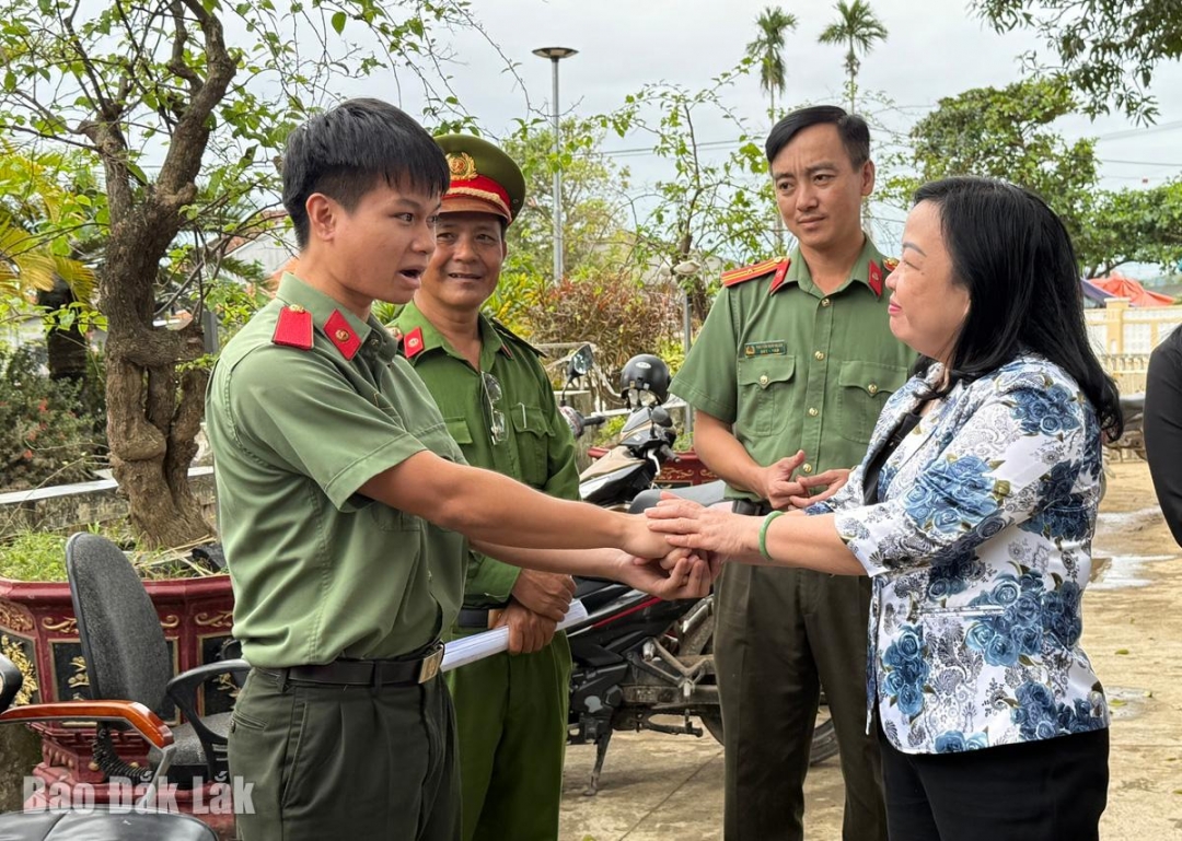 Đồng chí Cao Thị Hòa An, Phó Bí thư Thường trực Tỉnh ủy, Chủ tịch HĐND tỉnh động viên các em sinh viên Trường Đại học An ninh nhân dân TP Hồ Chí Minh đang tham gia công tác khắc phục mưa lũ tại xã Tuy An Tây.