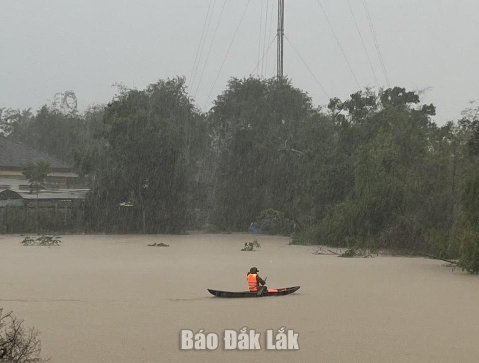 Địa phương dùng xuồng nhỏ thực hiện công tác cứu hộ tại xã Đồng Xuân.
