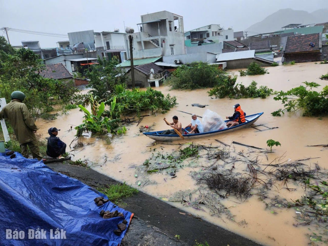 Lực lực cứu hộ của xã Đồng Xuân tiếp cận giải cứu người dân tại các khu dân cư ngập sâu.