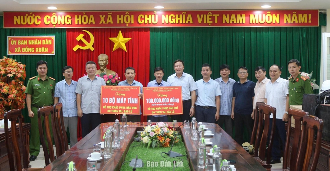 Đoàn công tác do Ủy viên Ban Thường vụ Tỉnh ủy, Bí thư Đảng ủy phường Buôn Ma Thuột Trần Phú Hùng thăm, tặng quà tại xã Đồng Xuân.