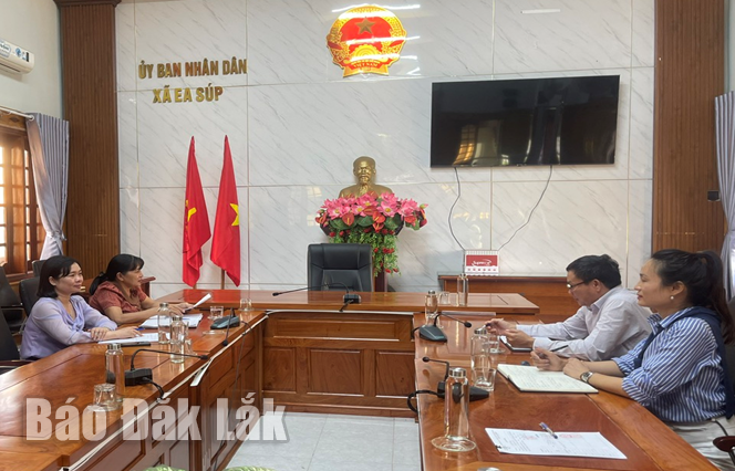 Đại diện Trung tâm Dịch vụ việc làm tỉnh trao đổi với lãnh đạo UBND xã Ea Súp 