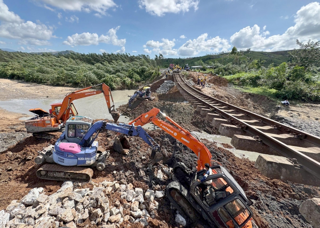 Ngành đường sắt đang khẩn trương khắc phục sự cố sạt lở.