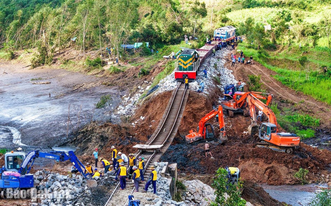 Ngành đường sắt đang khẩn trương khắc phục sạt lở trên đoạn tuyến qua xã Xuân Lãnh.