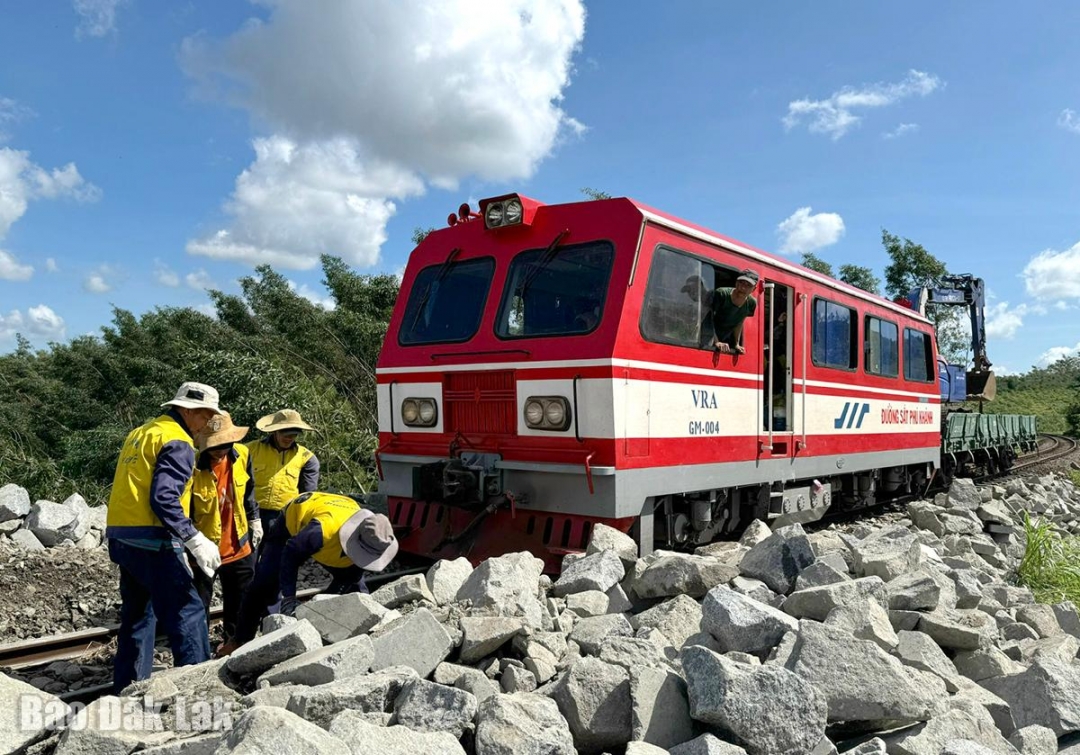 Đoàn tàu chở vật liệu đến điểm thi công.