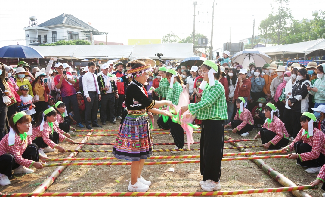 Lễ hội Hảng Pồ thu hút nhiều du khách tham quan, vui chơi