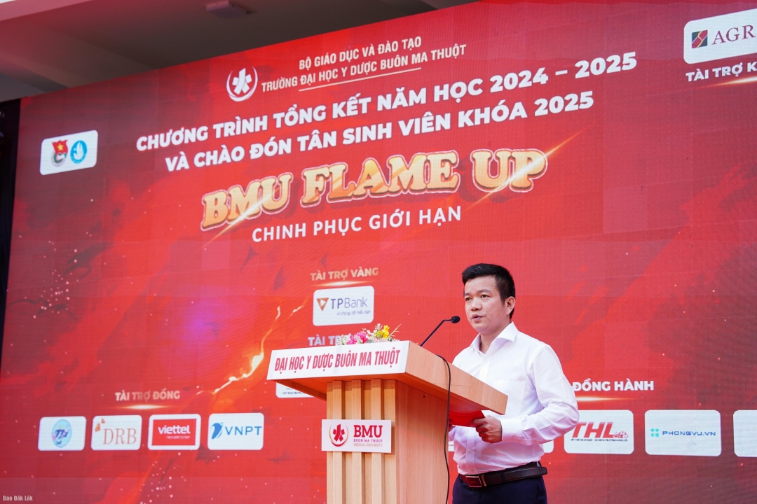 Phó Trưởng Ban Tuyên giáo và Dân vận tỉnh ủy Trần Doãn Tới phát biểu tại chương trình.