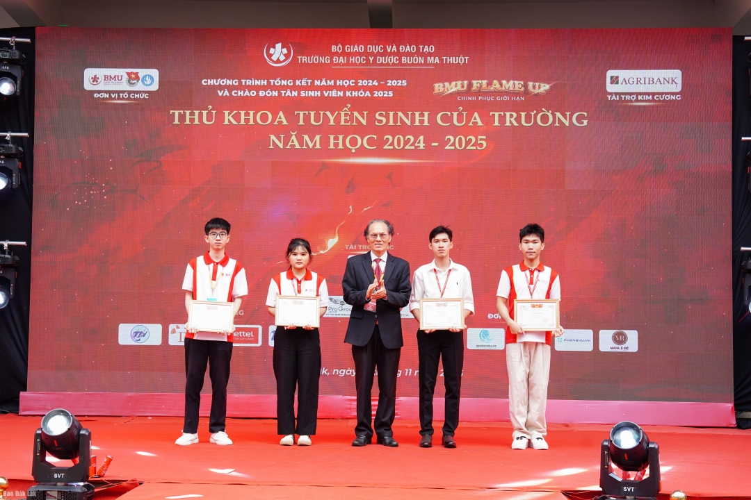 GS.TS Cao Tiến Đức, Hiệu trưởng Trường Đại học Y Dược Buôn Ma Thuột trao học bổng