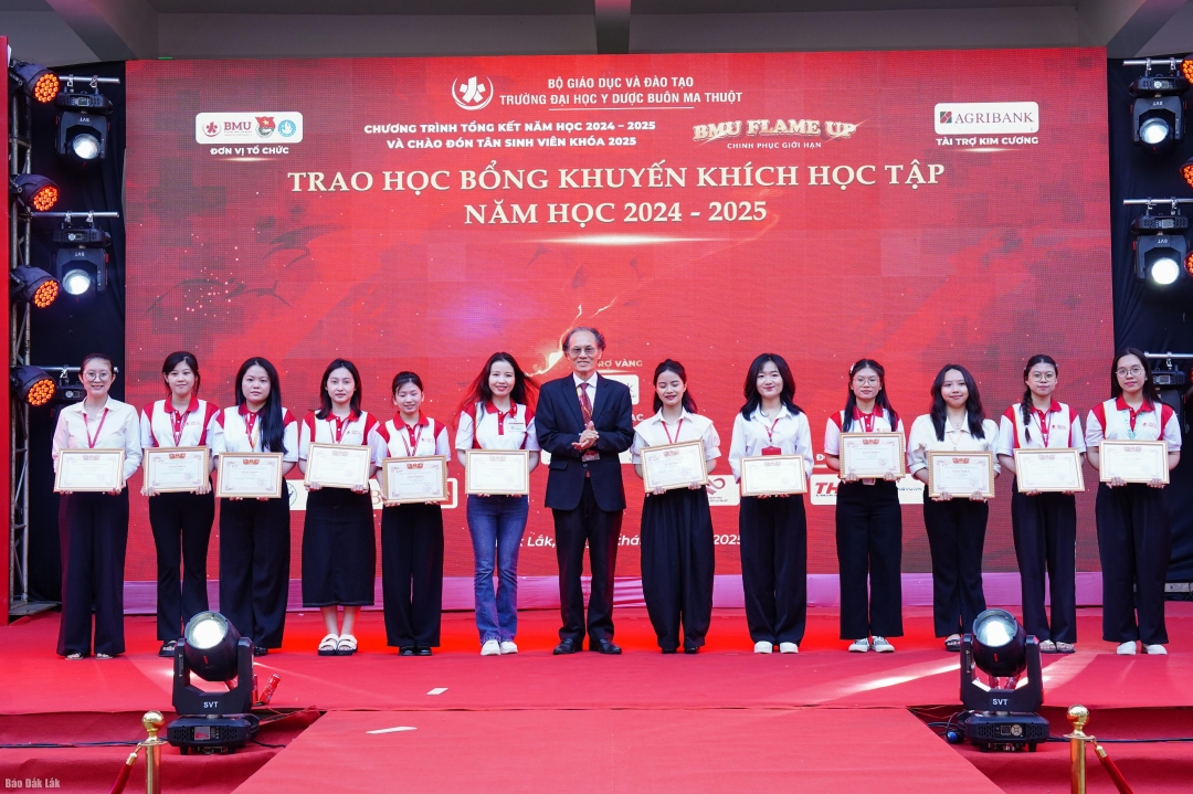 GS.TS Cao Tiến Đức, Hiệu trưởng Trường Đại học Y Dược Buôn Ma Thuột trao