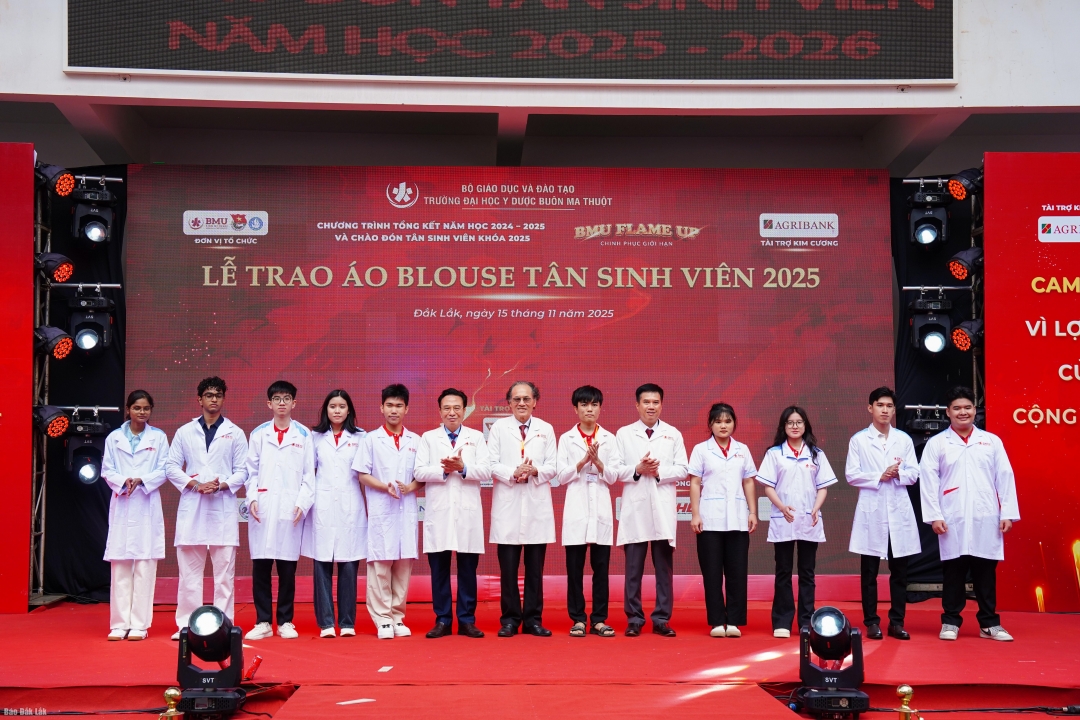 Tân sinh viên tham gia Lễ Trao áo Blouse