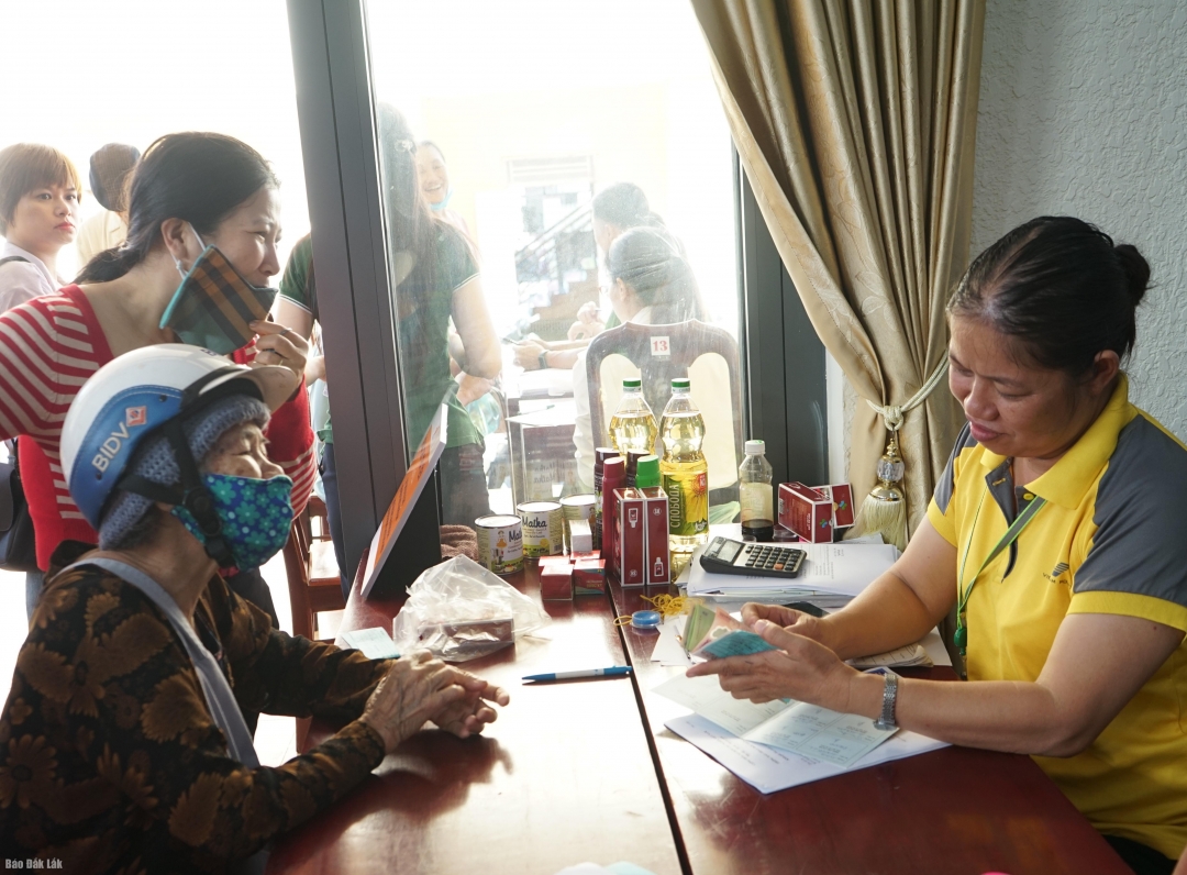 Nhân viên Bưu điện chi trả lương hưu, trợ cấp xã hội bằng tiền mặt cho người hưởng. Ảnh minh họa