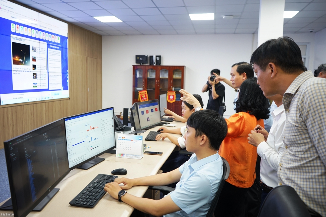 Lãnh đạo tỉnh và Sở KH-CN thăm, động viên cán bộ làm việc tại Trung tâm giám sát, điều hành đô thị thông minh.