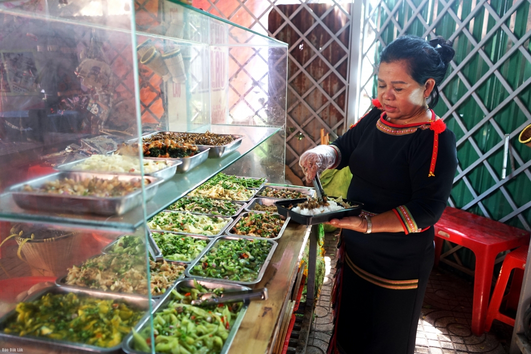 H Nưn Mlô chuẩn bị những phần cơm cho khách