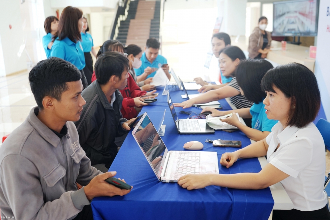 Đông đảo người dân, người lao động được tư vấn, giải đáp chính sách bảo hiểm xã hội