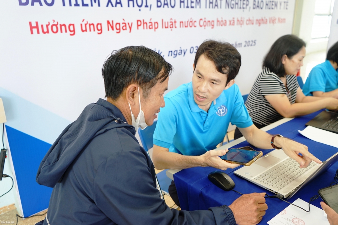 Cán bộ Bảo hiểm xã hội tỉnh hướng dẫn người dân cài đặt và sự dụng ứng dụng VssID