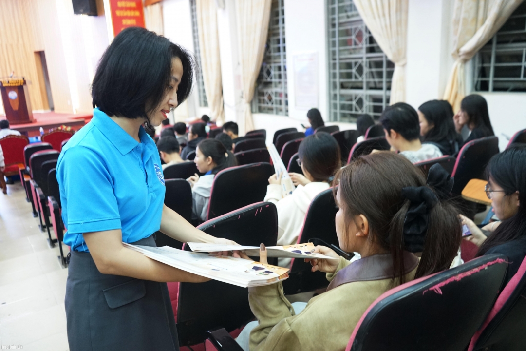 Cán bộ Bảo hiểm xã hội tỉnh tuyên truyền chính sách bảo hiểm y tế đến sinh viên