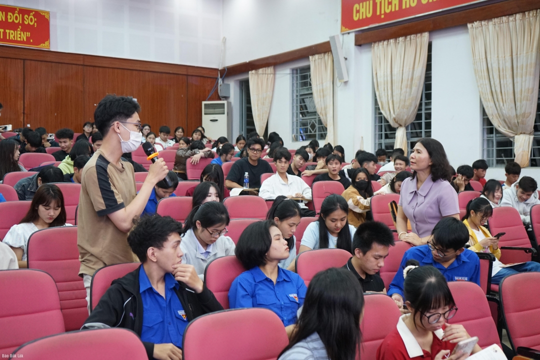 Sinh viên trình bày những thắc mắc liên quan đến chính sách bảo hiểm y tế