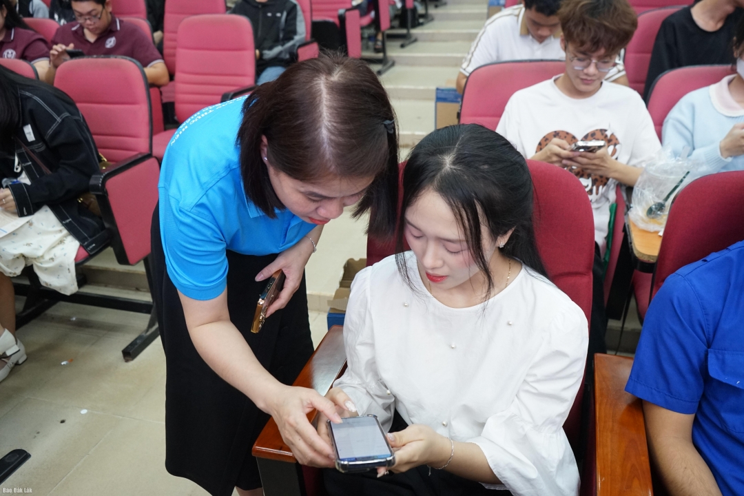 Hỗ trợ sinh viên cài đặt ứng dụng VssID