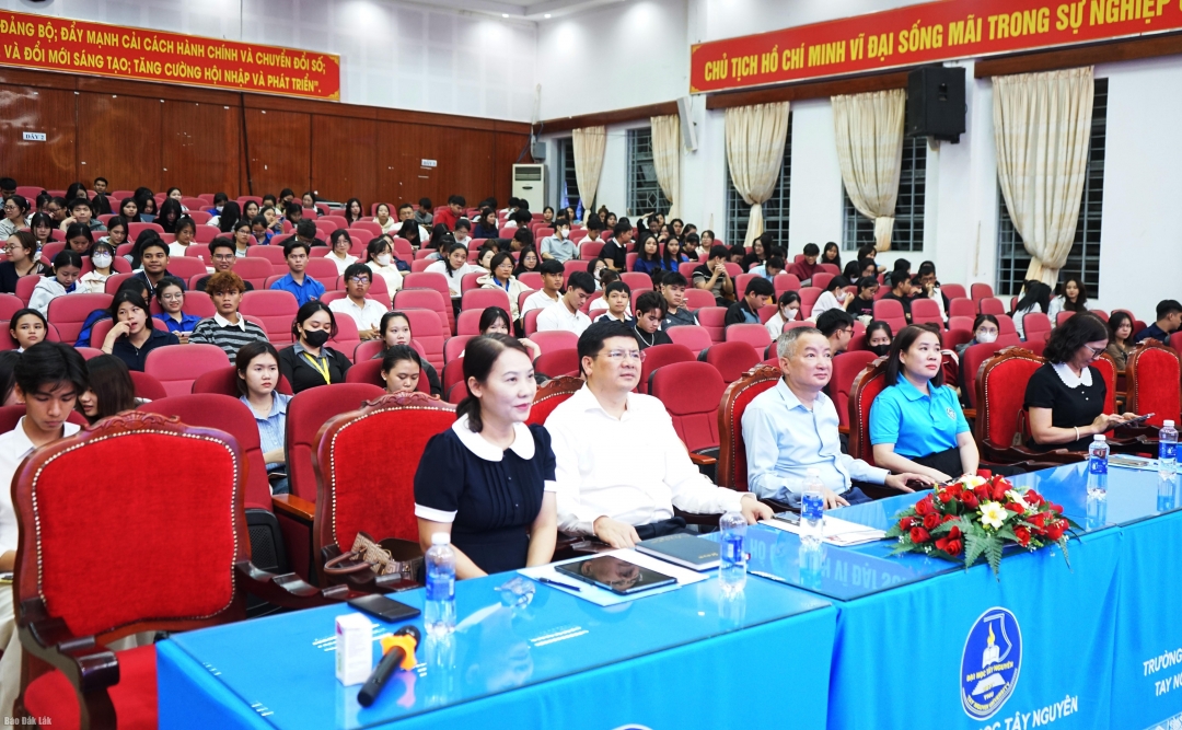 Cán bộ, giáo viên và sinh viên Trường Đại học Tây Nguyên tham gia hội nghị