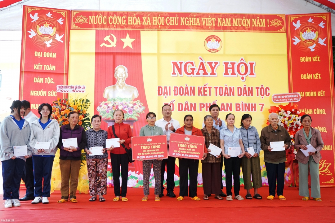 Bí thư Tỉnh ủy Lương Nguyễn Minh Triết và Phó Bí thư Tỉnh ủy, Chủ tịch Ủy ban MTTQ Việt Nam tỉnh Y giang Gry Niê Knơng trao kinh phí hỗ trợ xây dựng nhà và tặng quà người dân