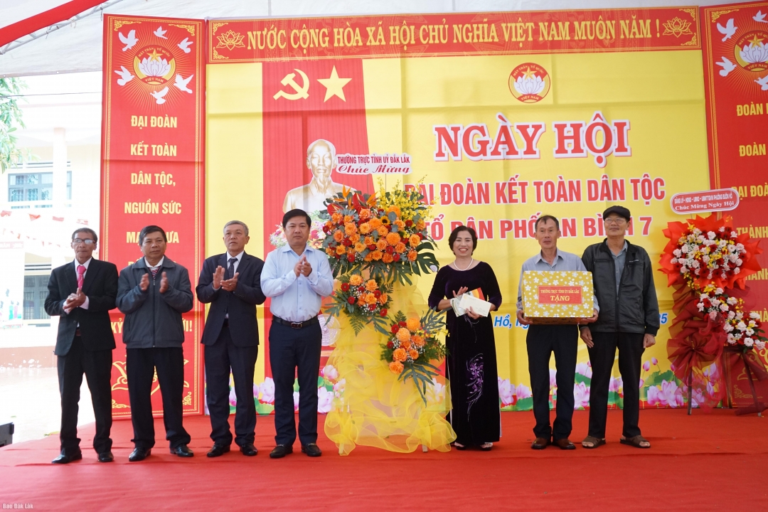 Bí thư Tỉnh ủy Lương Nguyễn Minh Triết tặng hoa và quà chúc mừng ngày hội Đại đoàn kết Tổ dân phố An Bình 7