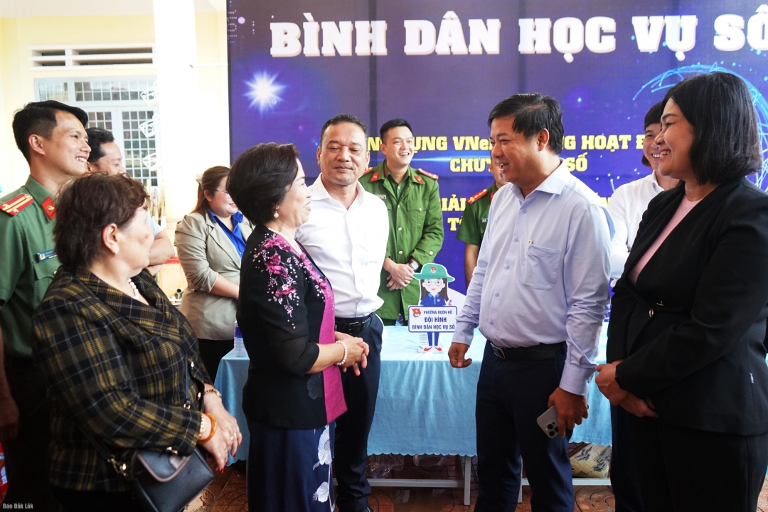 Bí thư Tỉnh ủy Lương Nguyễn Minh Triết và lãnh đạo địa phương thăm hỏi đời sống người dân